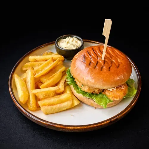 Burger cu creveți cartofi și sos tartar