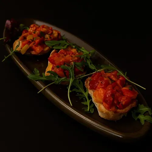 Bruschete cu ardei şi verdeață