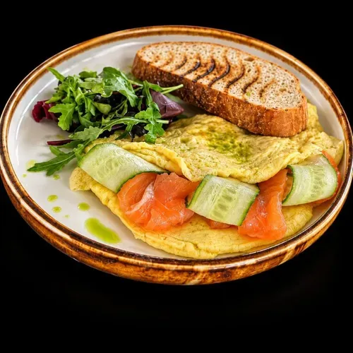 Omletă cu somon și castravete