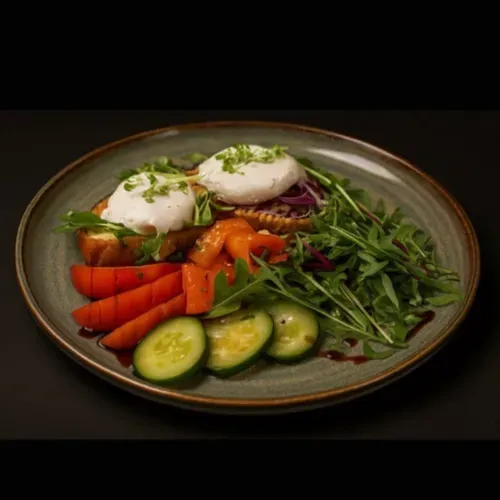 Ou poşat cu somon şi salată