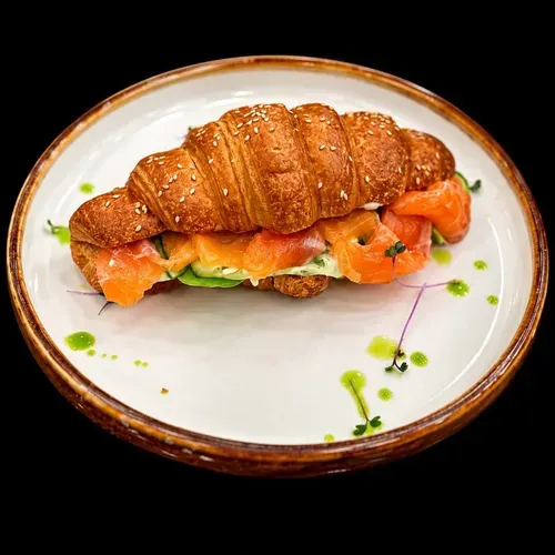 Croissant cu somon