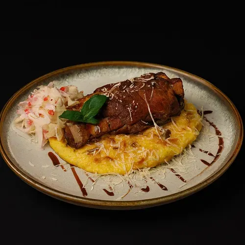 Ciolan de porc cu varză murată și polenta