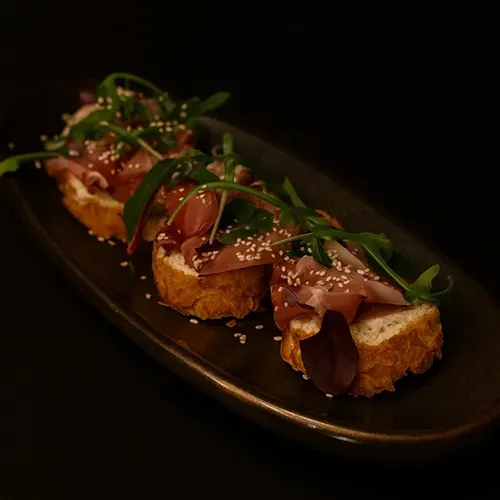 Bruschete cu prosciutto si rucola