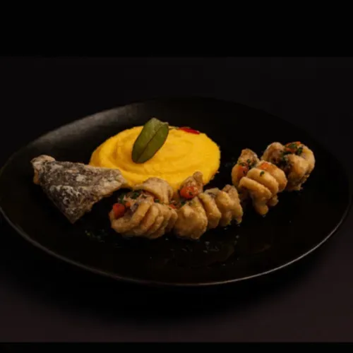 Crap crocant cu mămăligă și mujdei