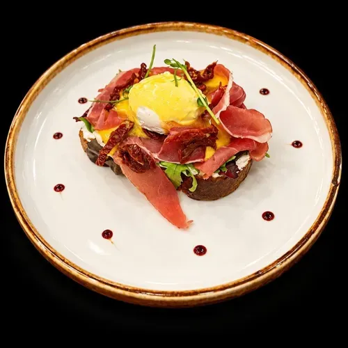 Toast cu prosciutto și ou poşat
