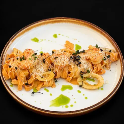 Tagliatelle cu creveți și calamar, sos de dovleac