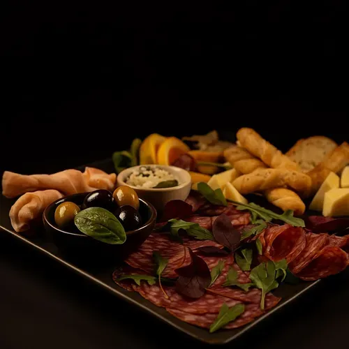 Platou cu salamuri crud afumate