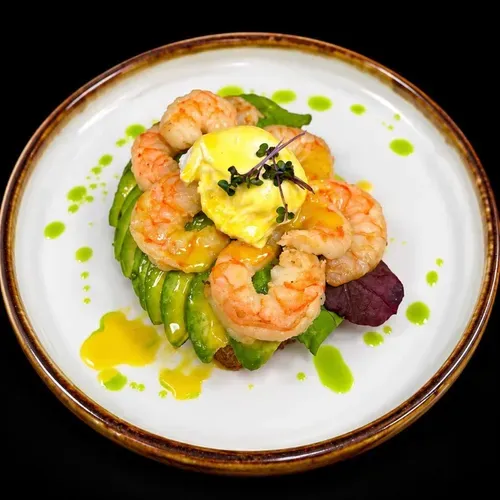 Toast cu creveți și avocado
